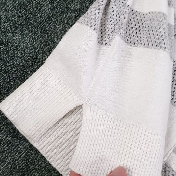 NEW WISPR vneck Light weight color block sweater - Picture 3 of 8